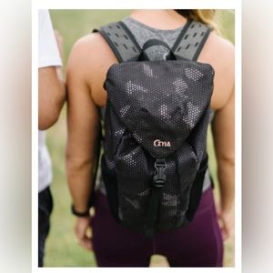 Zyia peony trekking backpack 17 Liters. New with tags lightweight